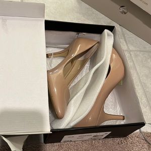 Patent leather nude pointed heels